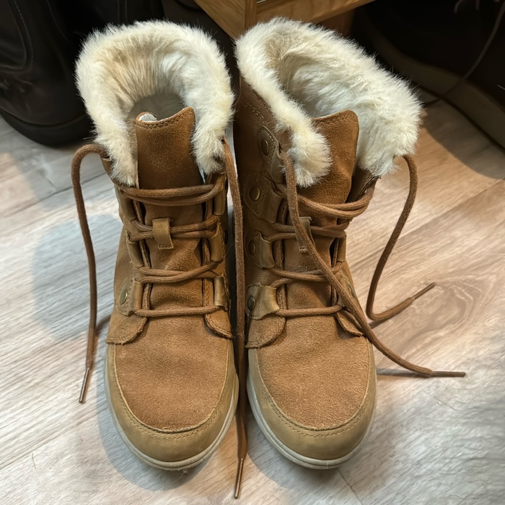 Women’s SOREL tan fur lined boots size 6.5
